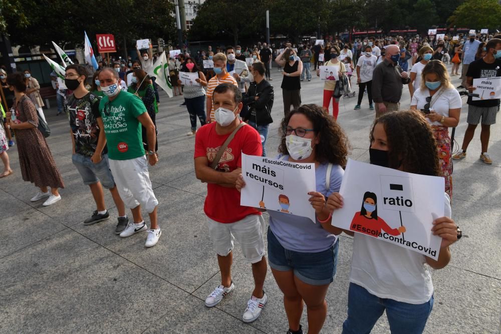 Manifestación educación en la plaza de Pontevedra