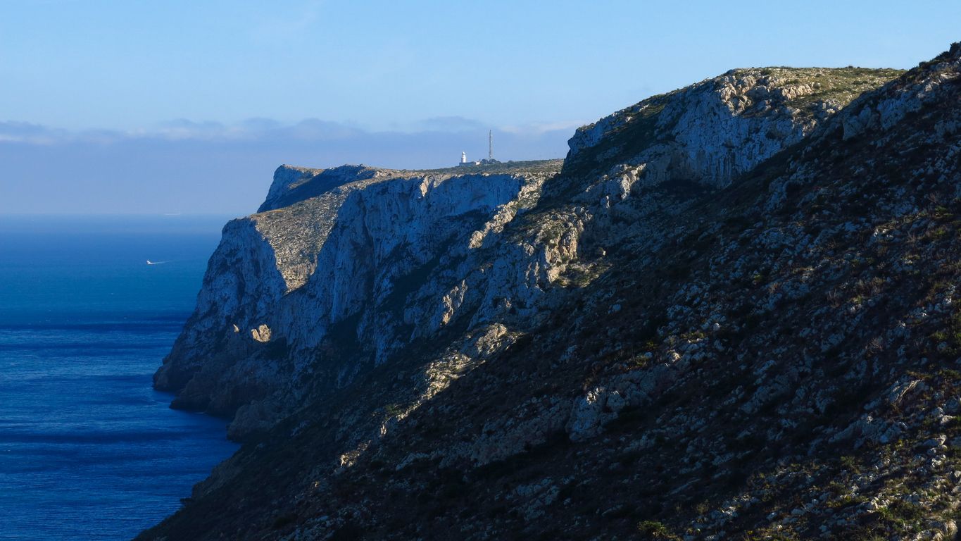 El oceáno Atlántico y los acantilados con cuevas