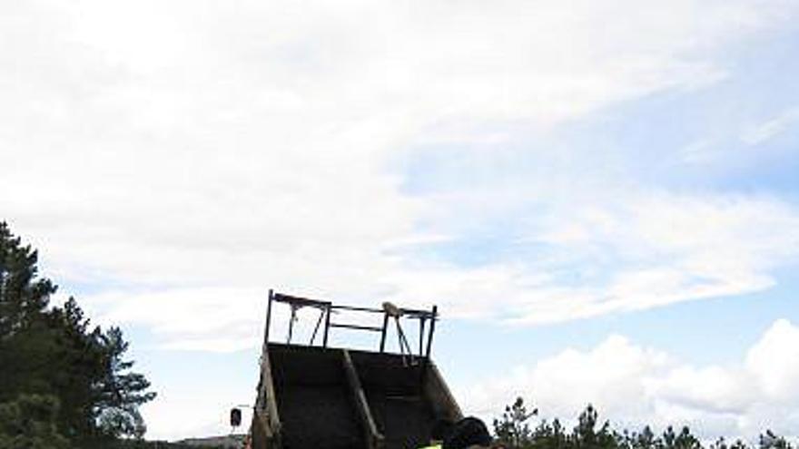 Operarios de la Diputación cubren los baches en la carretera de Alcubilla.