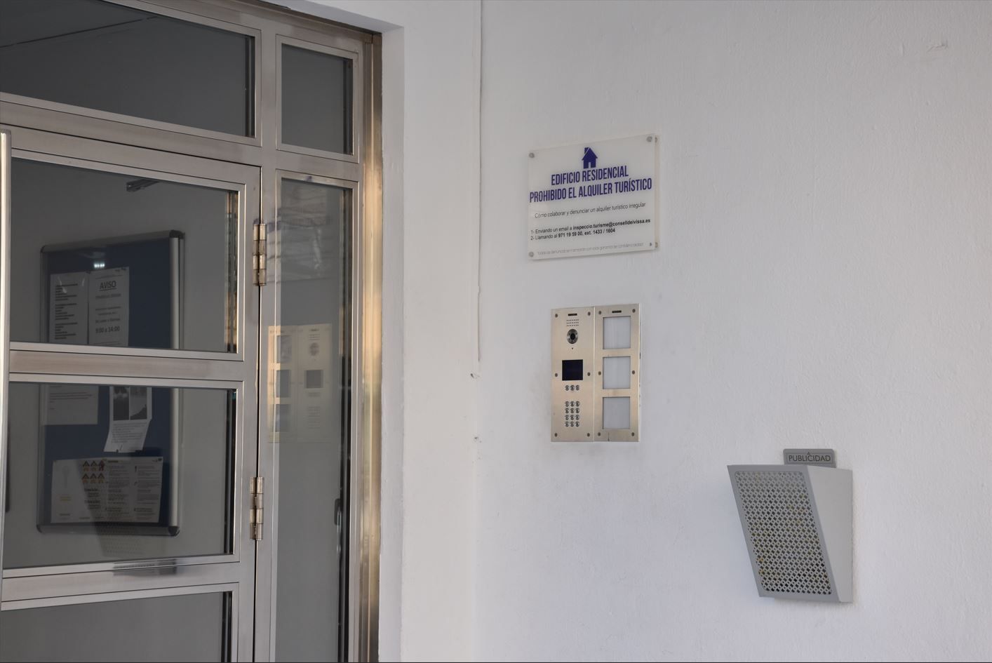 Imagen de archivo de un cartel avisando de la prohibición del alquiler turístico de pisos en un edificio de Ibiza.