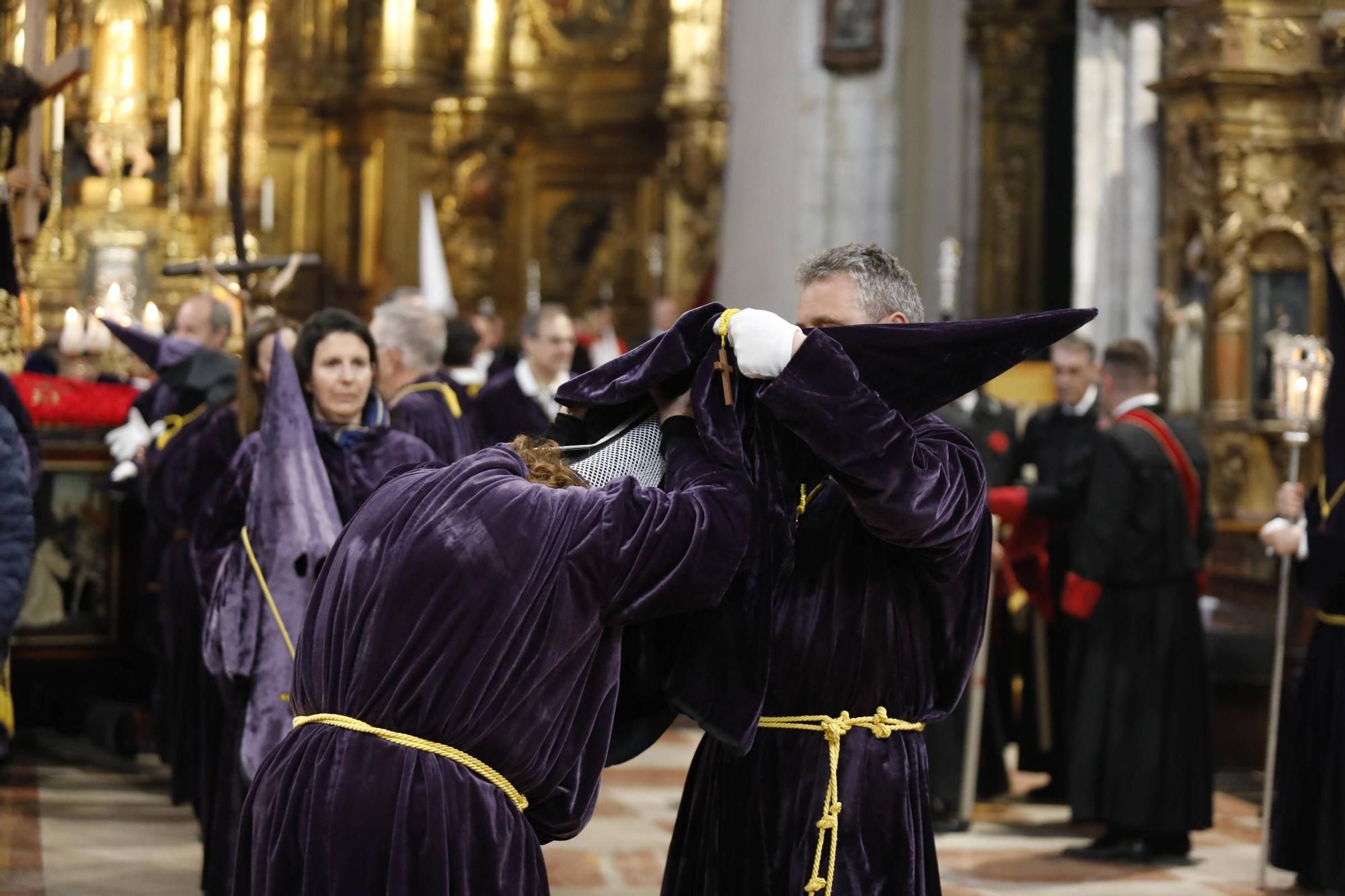 EN IMÁGENES | Procesión del Nazareno por las calles de Oviedo