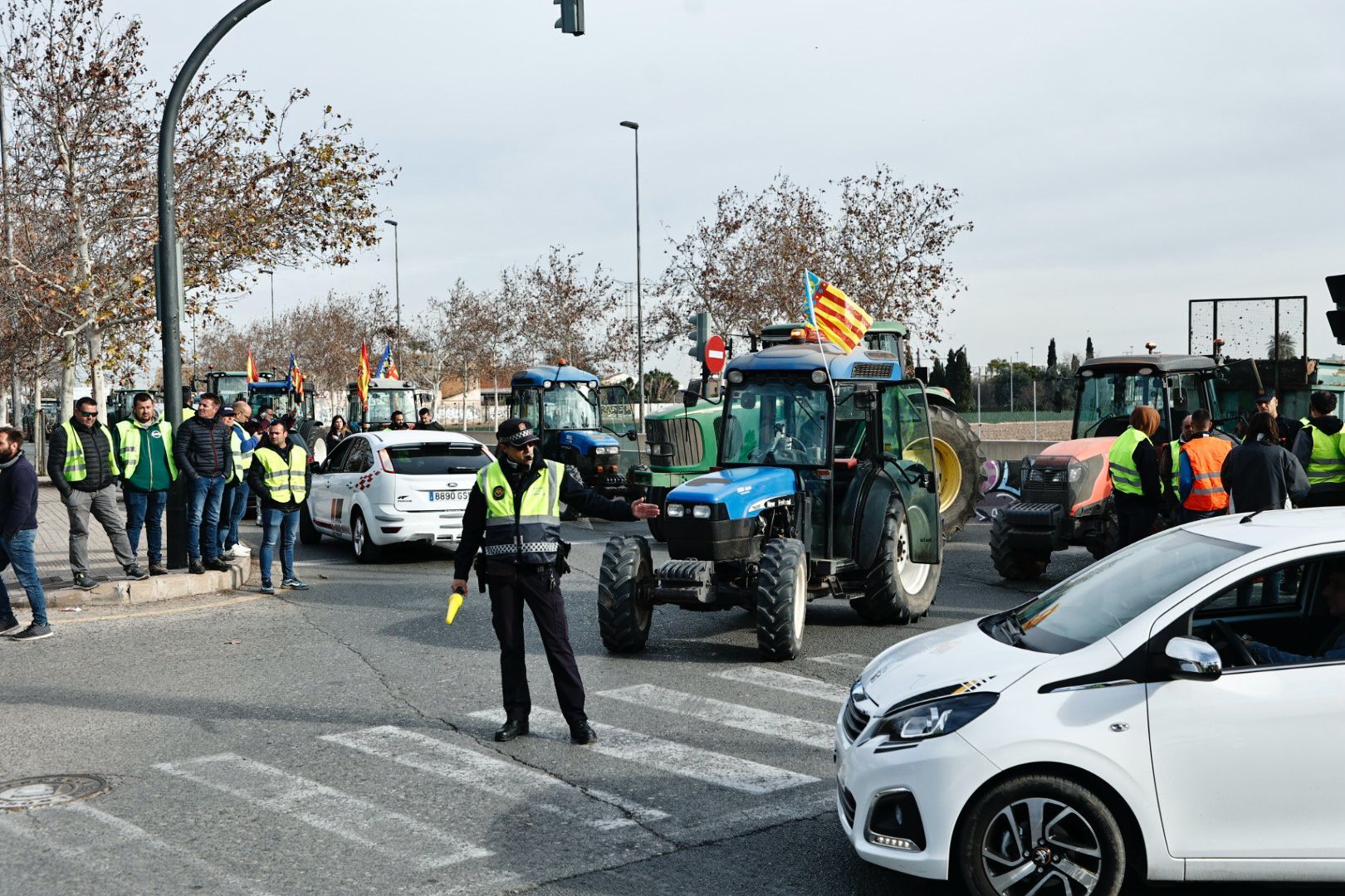 Las primeras tractoradas colapsan València