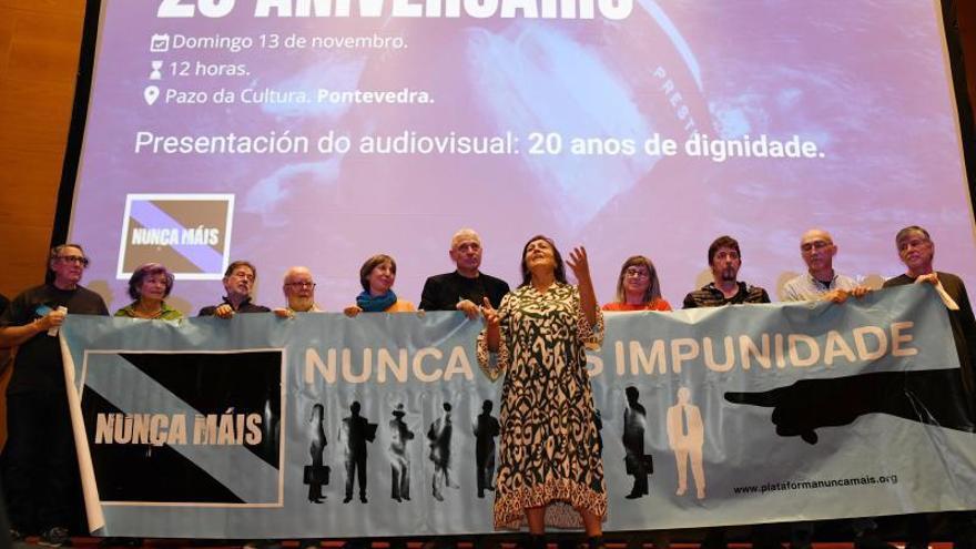 Uxía Senlle interpreta el Alalá das Mariñas, que cerró la presentación del documental.   | // GUSTAVO SANTOS