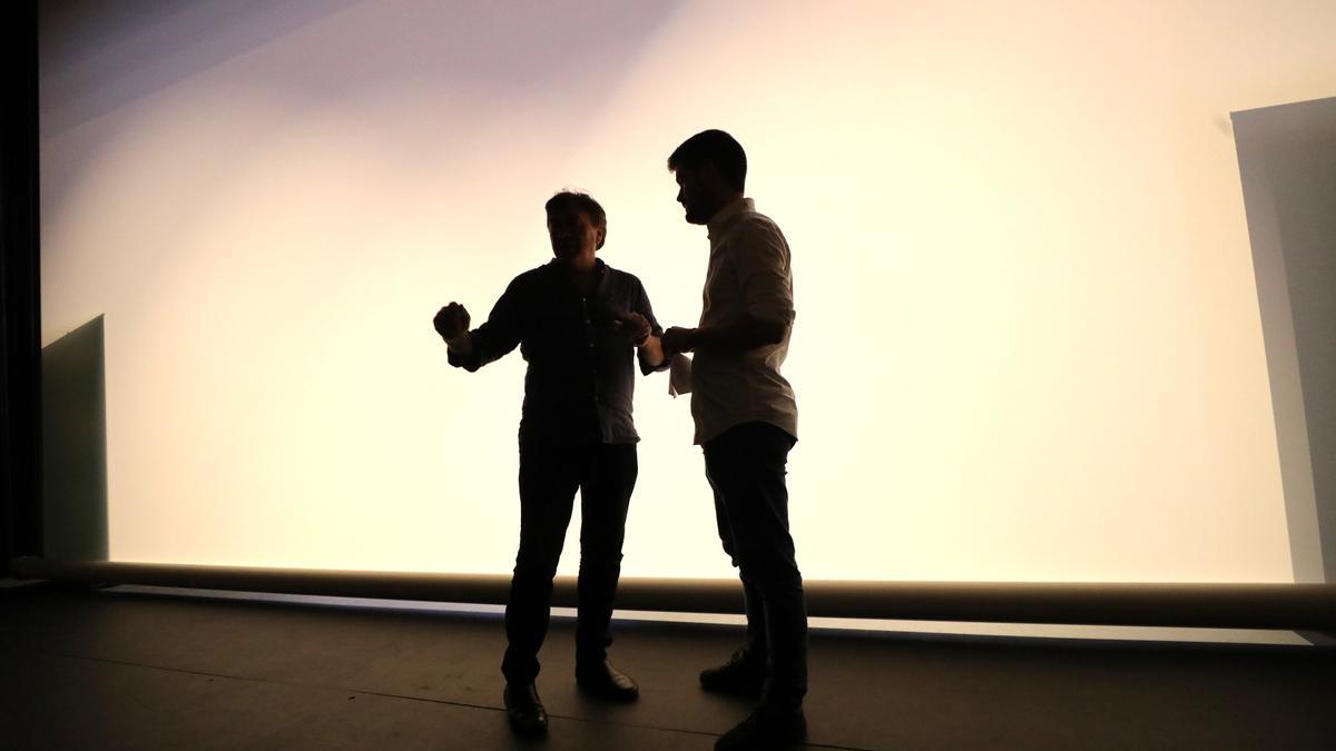 Diego Loras conversa con Tomás Guitarte entre bambalinas momentos antes del mitin de Teruel Existe en el centro cultural San Julián.