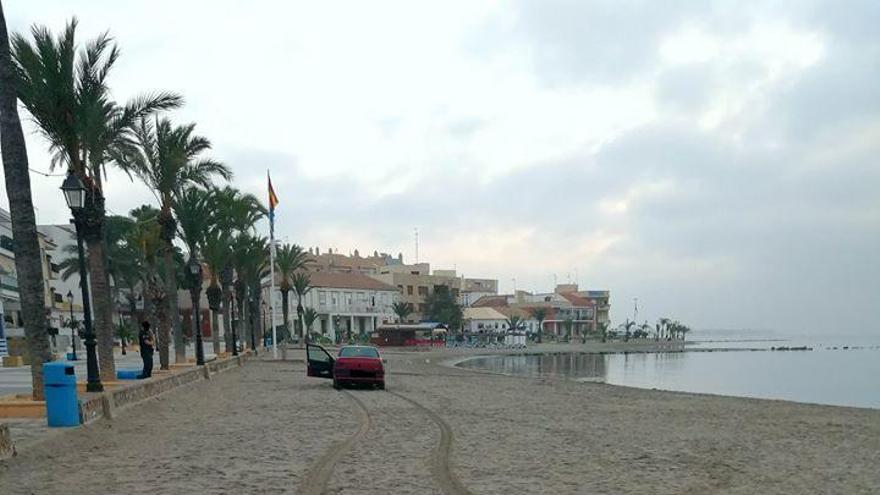 Un borracho &#039;encalla&#039; su coche en la playa de Los Alcázares