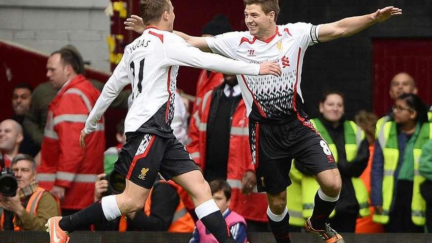 Lucas Leiva felicita a Steven Gerrard tras anotar uno de los goles ante el West Ham. // Dylan Martínez