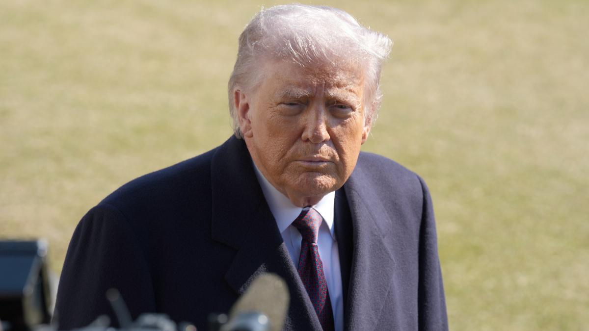 El presidente de Estados Unidos, Donald Trump, habla este viernes en la Casa Blanca, en Washington (EE.UU.).