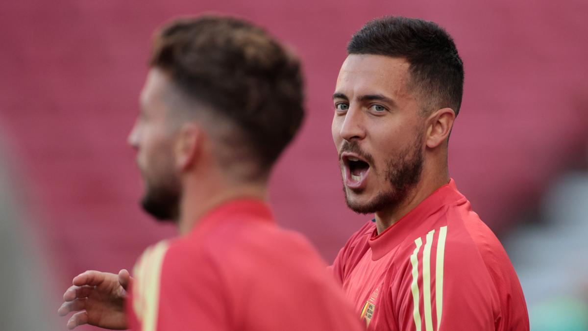 Hazard parece bostezar en un entrenamiento de Bélgica.