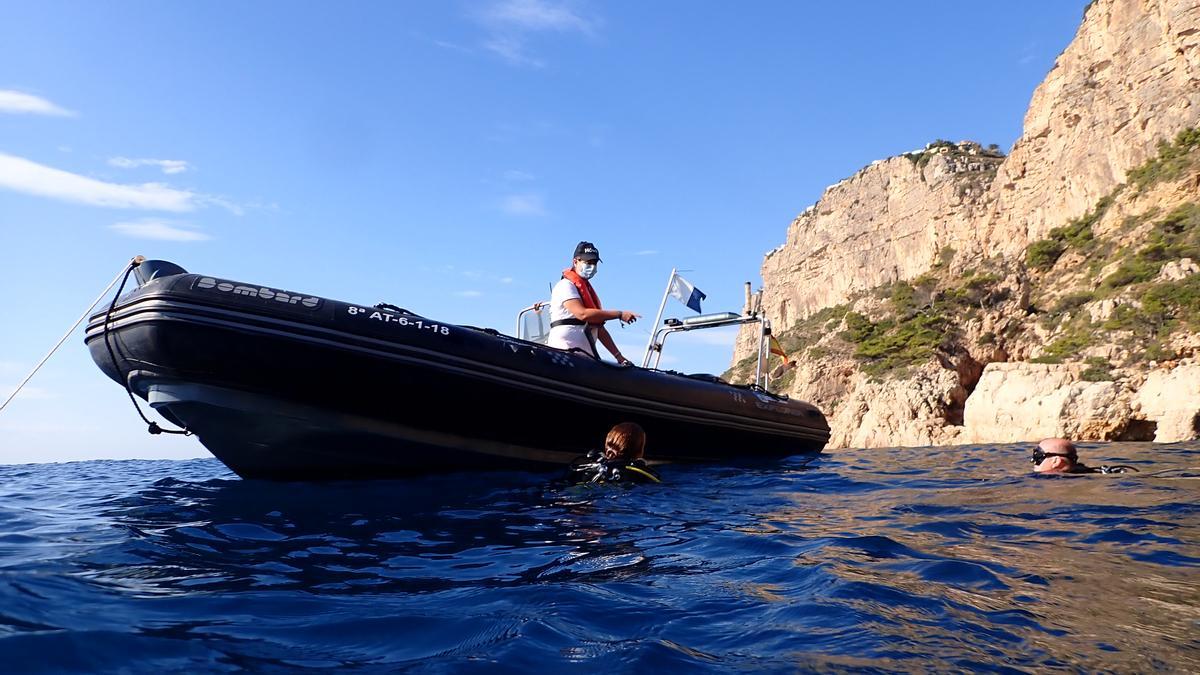 Els investigadors de la Universitat d’Alacant en la costa de Moraria