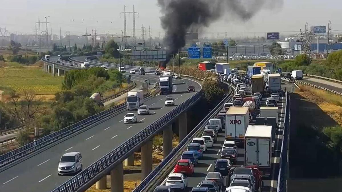 Un coche sale ardiendo en la A-66 tras un choque de dos vehículos