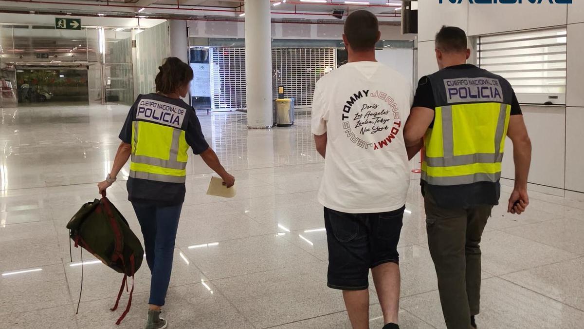 Agentes de la Policía Nacional llevan detenido al presunto ladrón georgiano que pretendía abandonar la isla.
