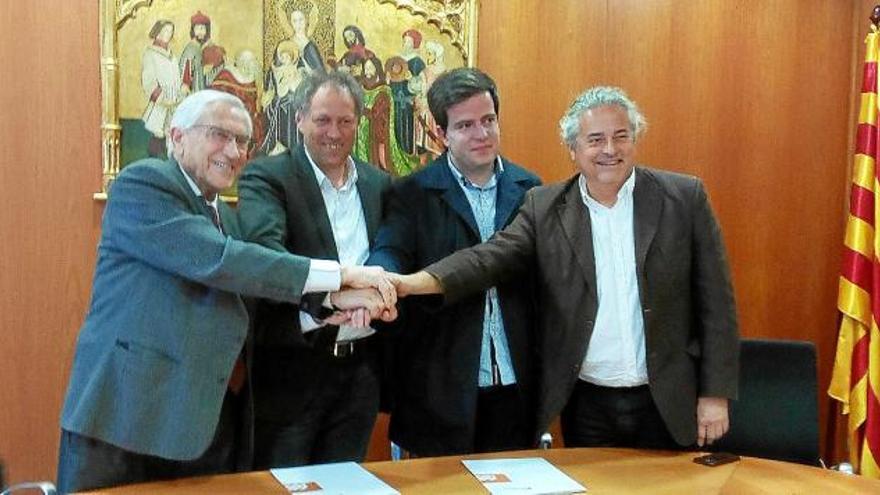 Els signants de l&#039;acord per promoure el forfet ferroviari conjunt, ahir, a la seu del Consell Comarcal cerdà