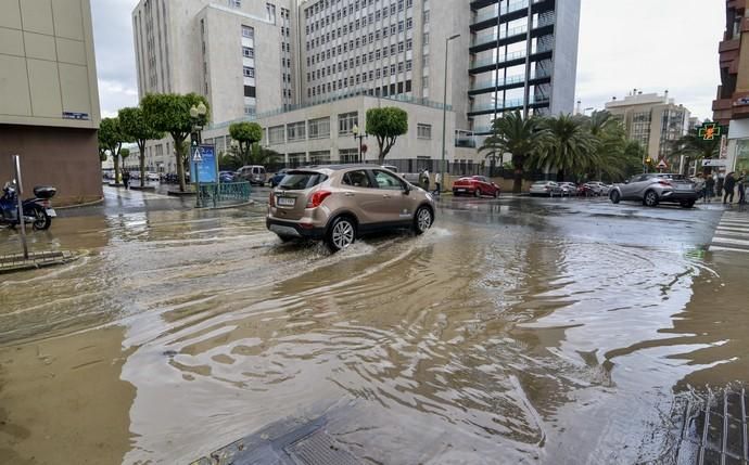 LAS PALMAS DE GRAN CANARIA. Lluvias en la ciudad de Las Palmas de Gran Canaria.  | 03/04/2019 | Fotógrafo: José Pérez Curbelo