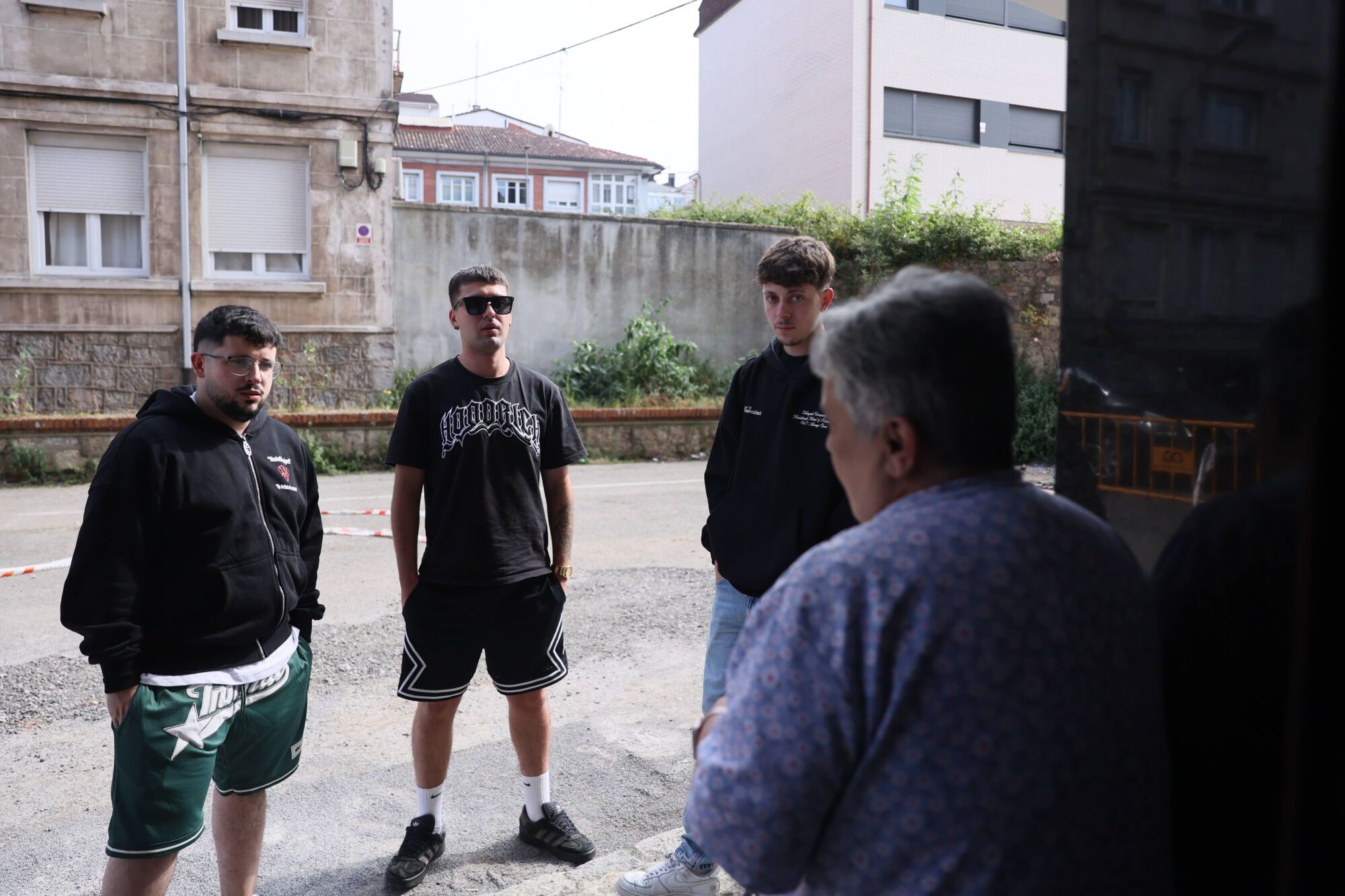 En imágenes: uno jóvenes evitan una tragedia al despertar de madrugada a los vecinos de un bloque en llamas