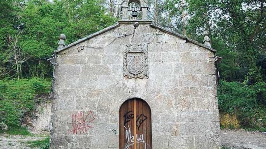 La Guardia Civil investiga un robo y actos vandálicos en la capilla de San Cosme y en Meiro