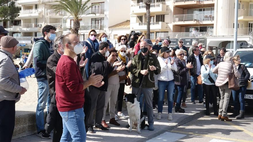 Nueva concentración contra las casetas en el Moll de Pollença