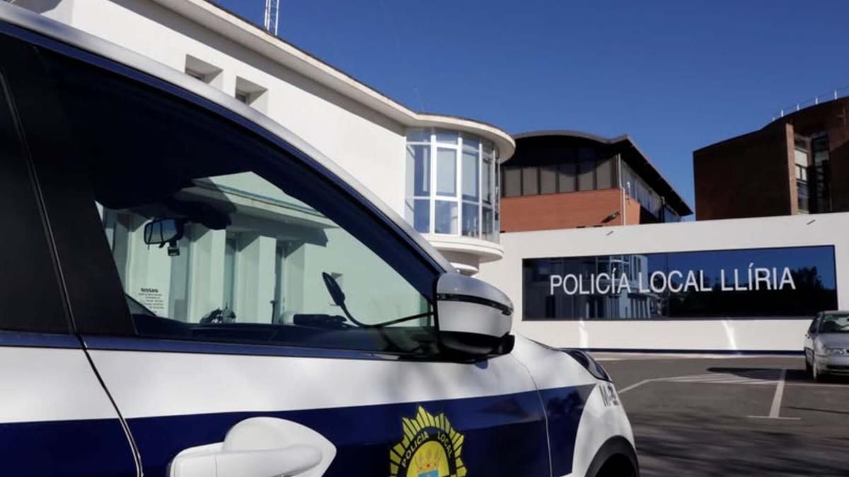 Un vehículo policial en la Central de la Policía Local de Llíria.
