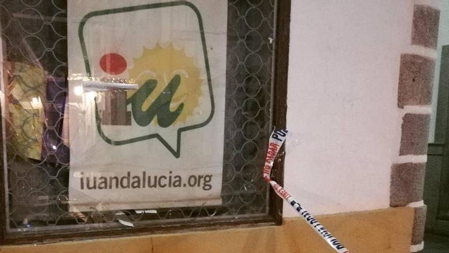 Lanzan un objeto y rompen una ventana de IU en Hinojosa del Duque