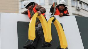 Retirada del logo de McDonald’s en Almatý, la ciudad más grande de Kazajistán, este viernes.