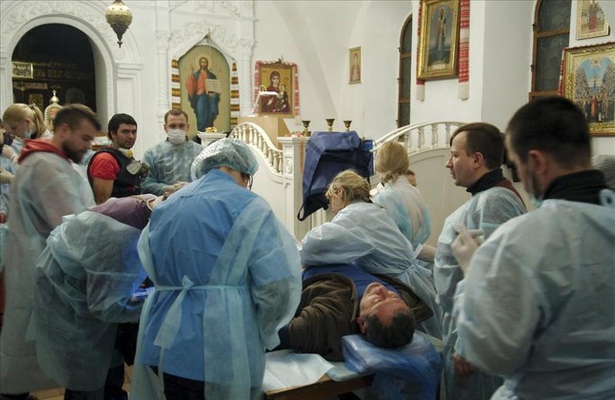 Hospital de campaña dentro de la catedral de Kiev.