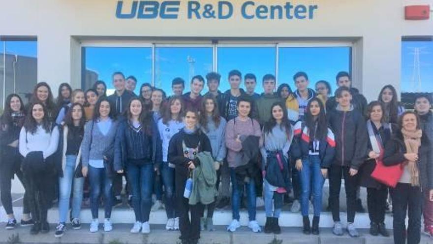 UBE recibe a alumnos del IES Ribalta