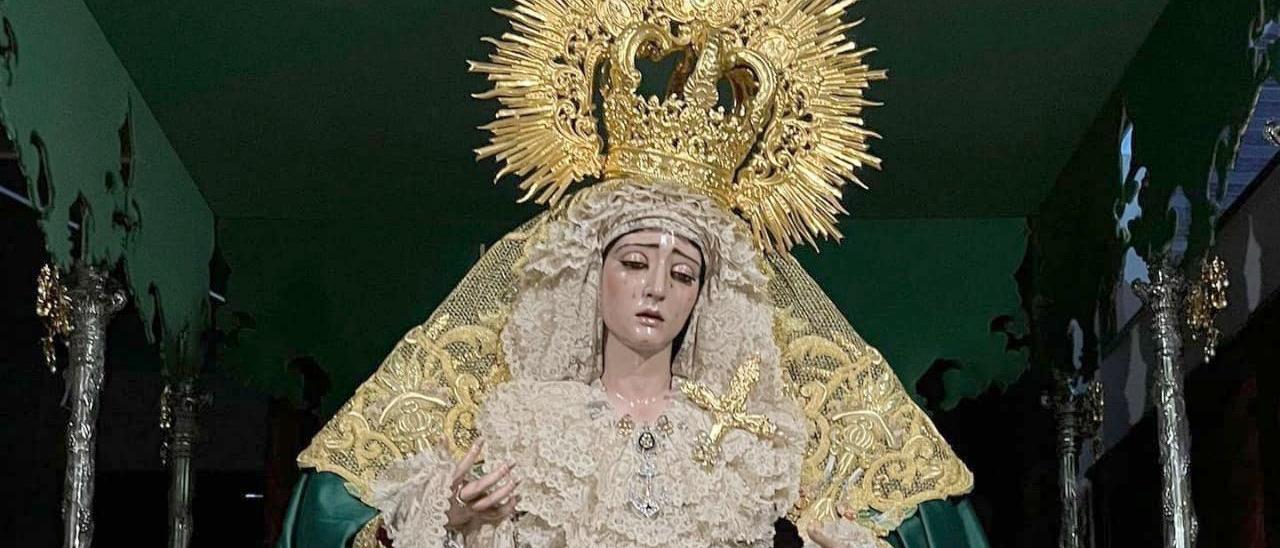 La Virgen de la Esperanza del Valle entronizada en su pasio de palio aún sin la candelería.