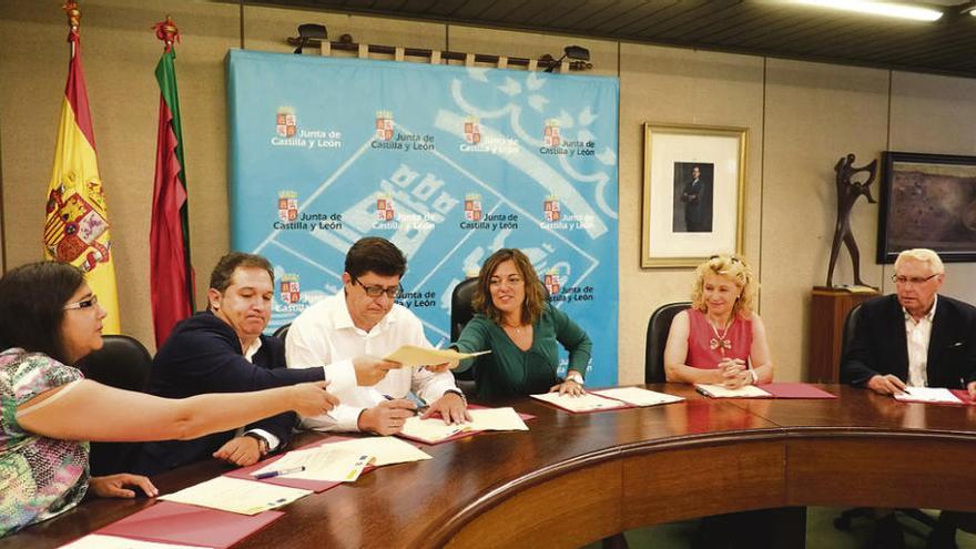 Milagros Marcos (tercera por la derecha) durante la firma de los convenios con los grupos de acción local. /