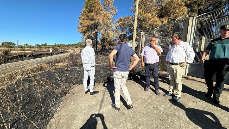 Quintana visita Casas de Millán y aborda con los alcaldes los daños del incendio