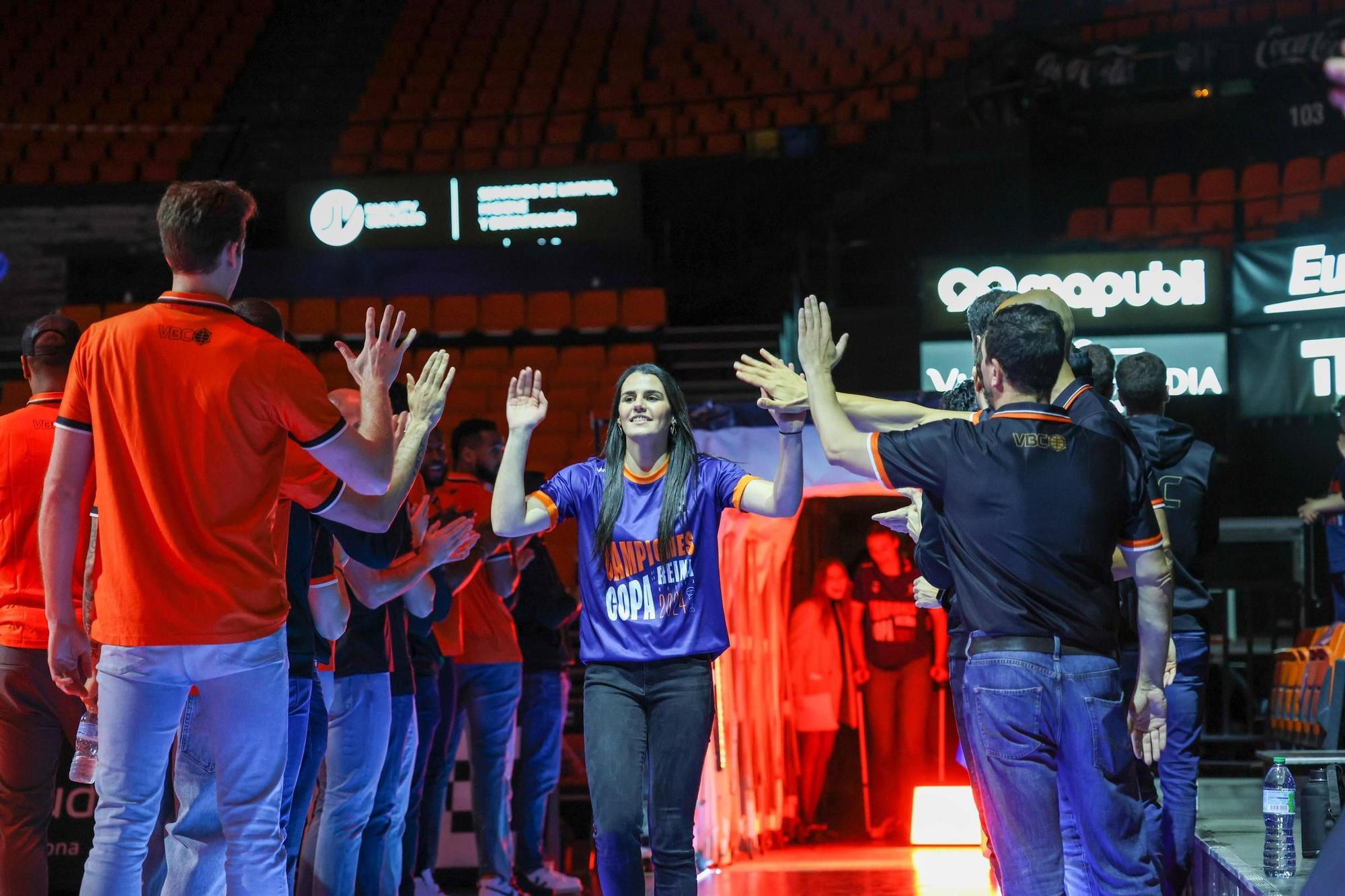 El Valencia Basket celebra a lo grande la Copa de la Reina con su afición