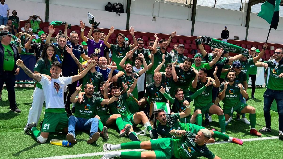 Los jugadores del Atlético Paso celebran su conquista sobre el césped.  | | E.D.
