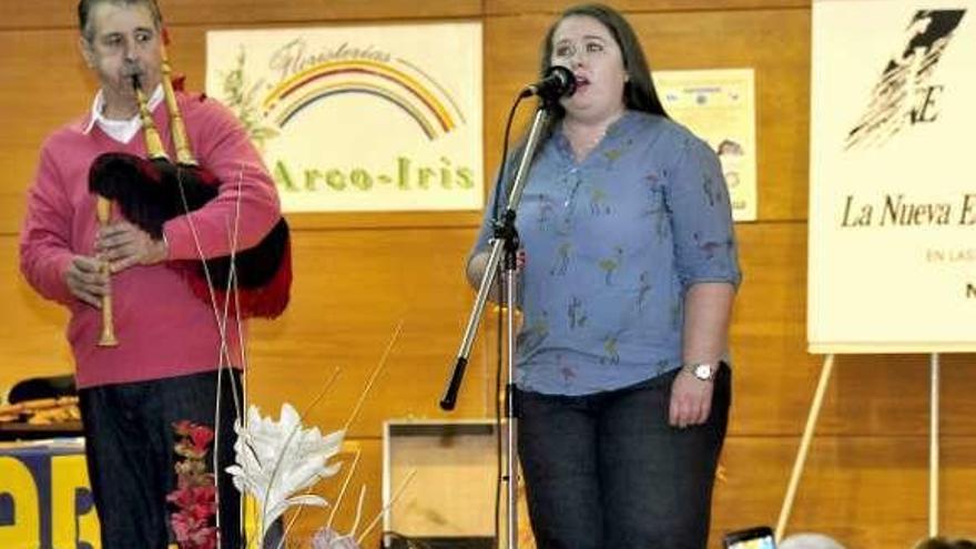 La cantante Lorena Corripio, acompañada a la gaita por Jesús Noriega, en la primera fase del concurso.