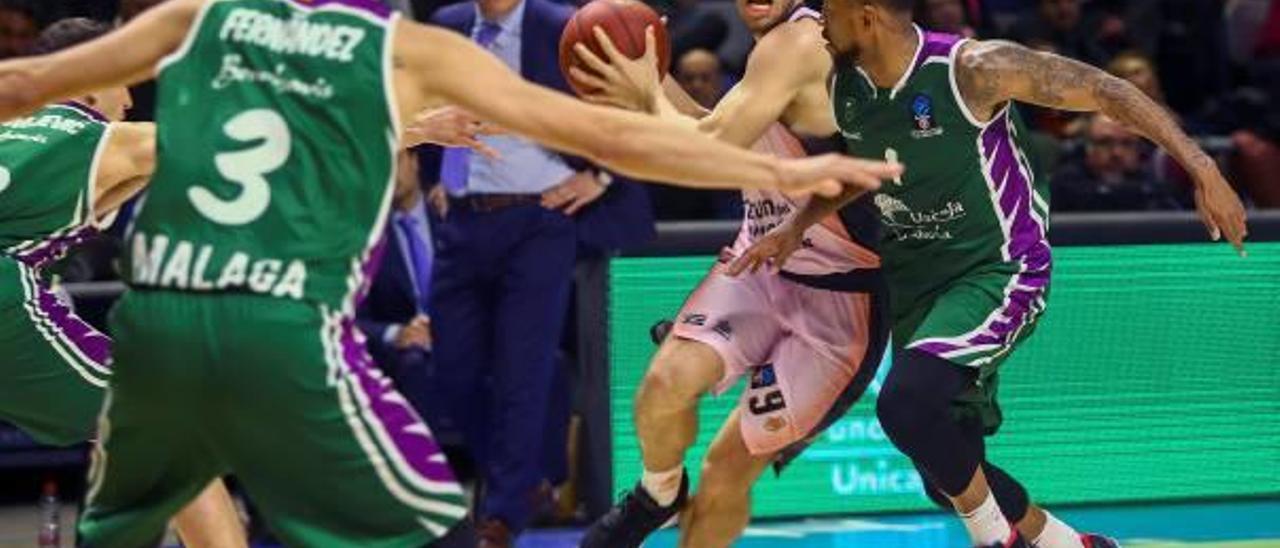 Sam Van Rossom avanza presionado por Ryan Boatright, de Unicaja.