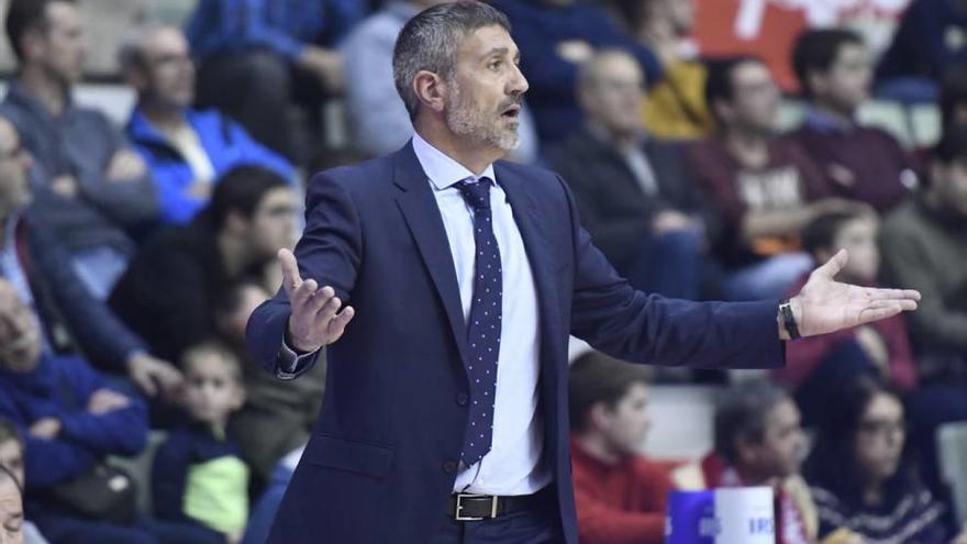 Javi Juárez, entrenador del UCAM CB Murcia, en un partido en el Palacio de los Deportes.