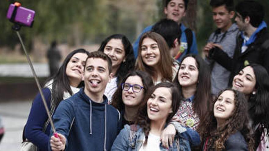 Un grupo de jóvenes haciéndose un selfi.