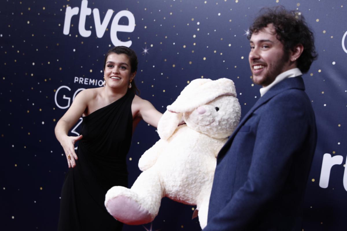 Álex de Lucas y Amaia Romero posan con un peluche