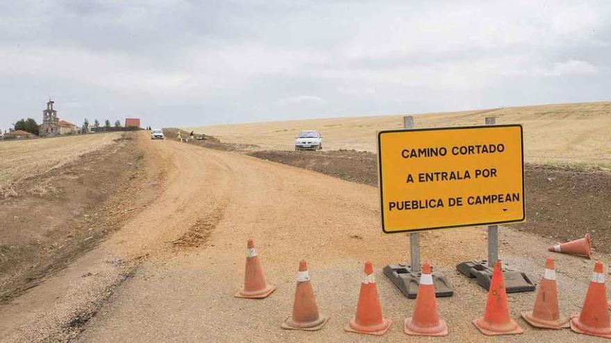 Indicador de camino cortado como consecuencia de las obras de la vía.