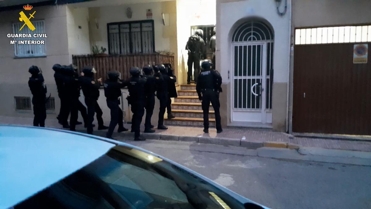 La guardia civil en la operación ‘Rajua’ ha desmantelado un grupo criminal en la comarca de la Vega Media.