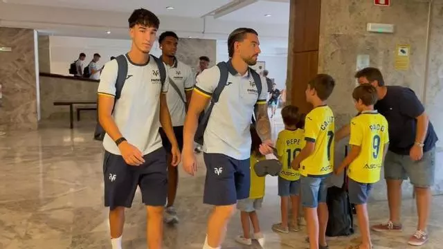 Vídeo | La plantilla del Villarreal, rumbo a El Sardinero para el debut en LaLiga 2026/27 ante el Racing