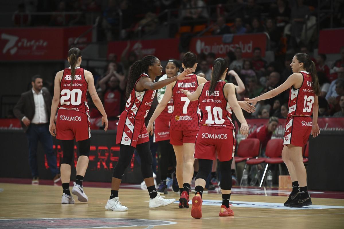 Las jugadoras del Casademont Zaragoza, durante un partido de la pasada temporada