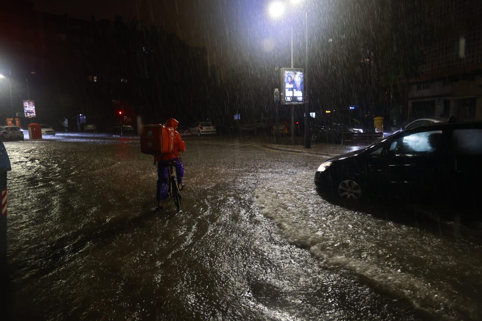 Las lluvias torrenciales descargan con fuerza sobre Valencia