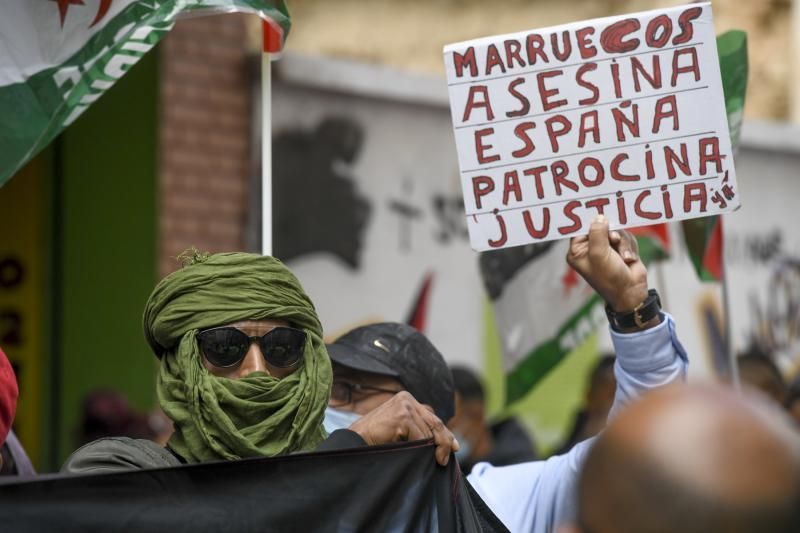 Manifestacion de saharauis delante del Consulado de Marruecos