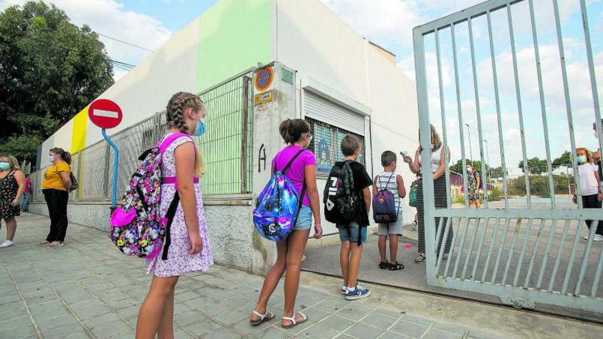 Imagen tomada en el arranque del curso escolar el pasado año en un colegio de Alicante, con medidas anti covid a la entrada del centro para los escolares. | HÉCTOR FUENTES