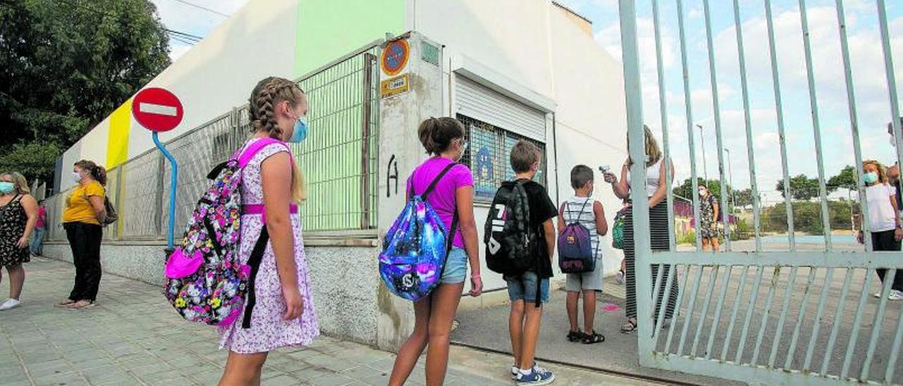 Imagen tomada en el arranque del curso escolar el pasado año en un colegio de Alicante, con medidas anti covid a la entrada del centro para los escolares. | HÉCTOR FUENTES