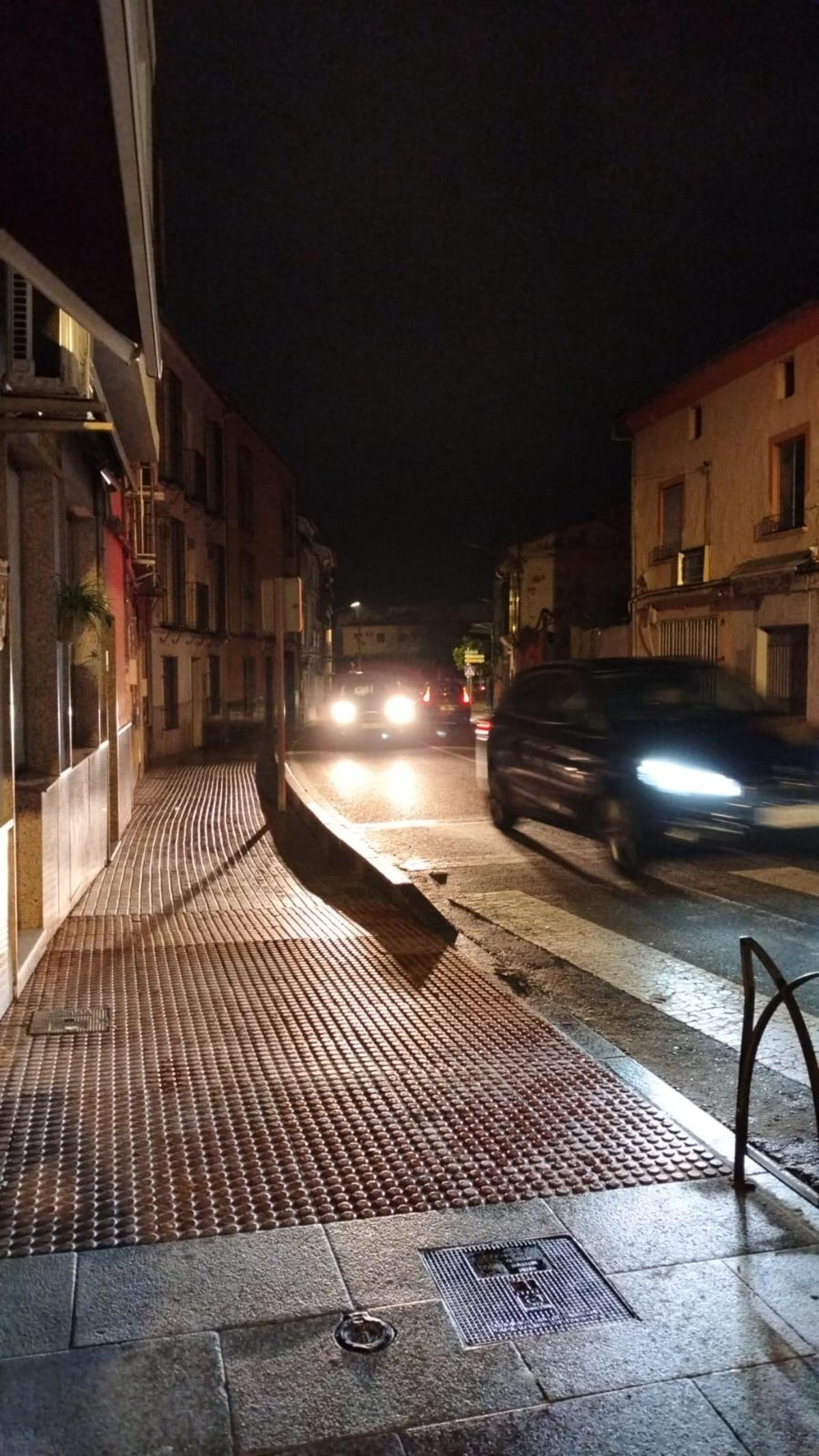 La calle La Feria de Lucena es otra de las que sufren apagones.