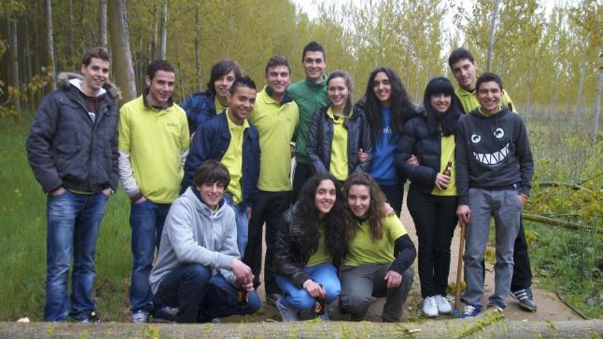 El grupo de quintos de Santa Cristina se prepara  para trasladar la viga del mayo hasta el pueblo.