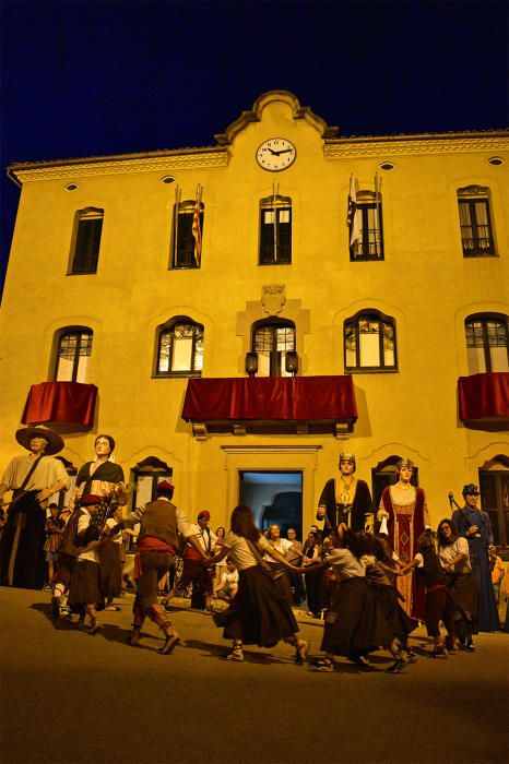 Actuació del Tro Gros durant l'acte d'inici de la Festa Major, al davant de la Casa de la Vila.