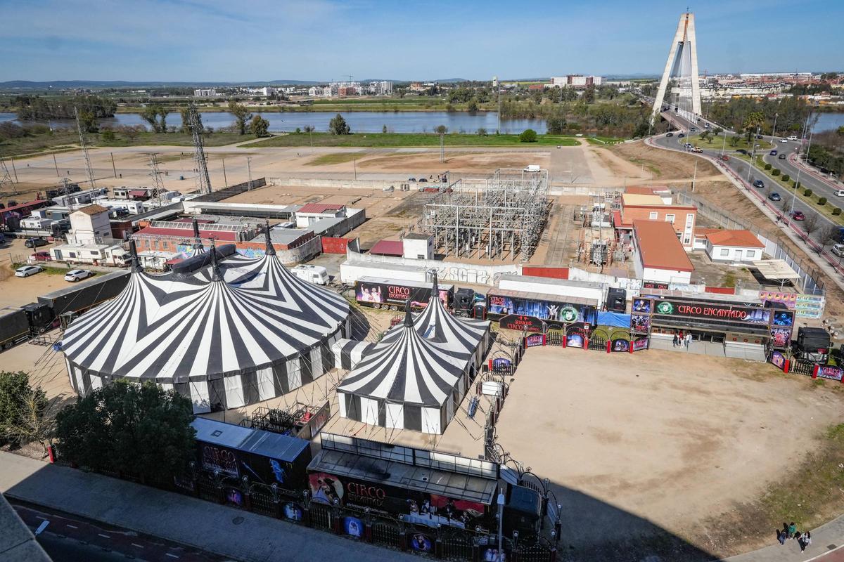 Vista de la carpa de El Circo Encantado en Valdepasillas, primer emplazamiento que la compañía tuvo que abandonar.