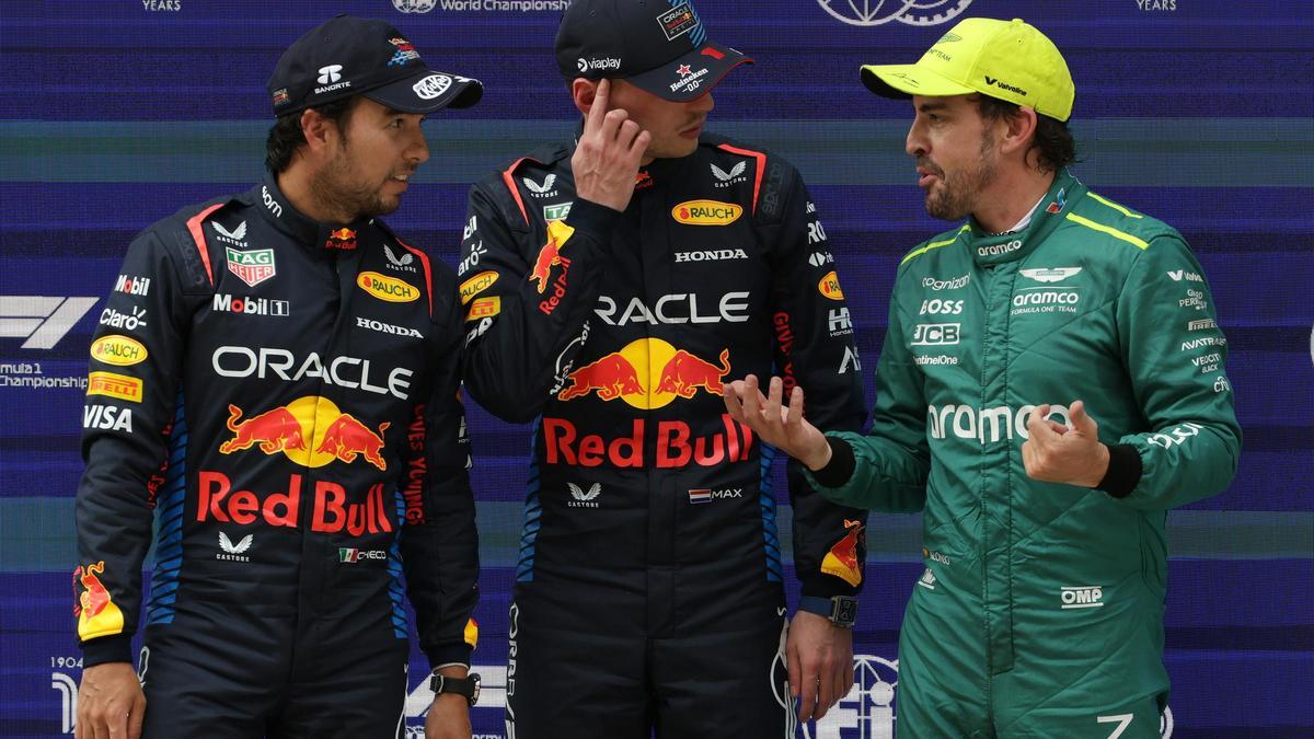 Fernando Alonso charla con Verstappen y Checo Pérez tras la clasificación para el GP de China.