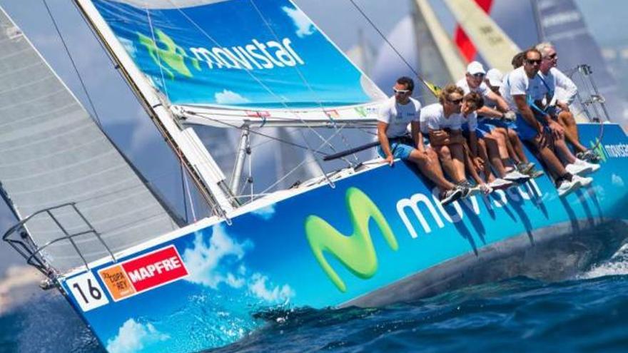 El &quot;Movistar&quot; surca las aguas de Palma de Mallorca. // FDV