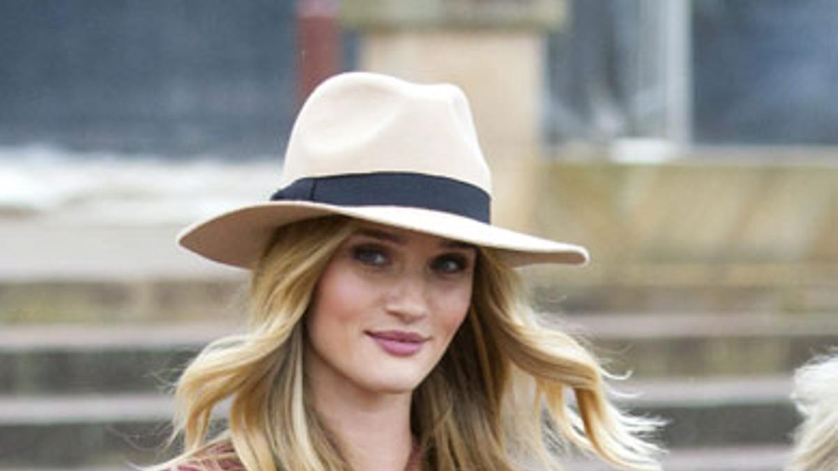 Rosie Huntington con sombrero